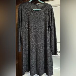 Women’s Old Navy heathered black long sleeve swing dress size Large. Flattering!
